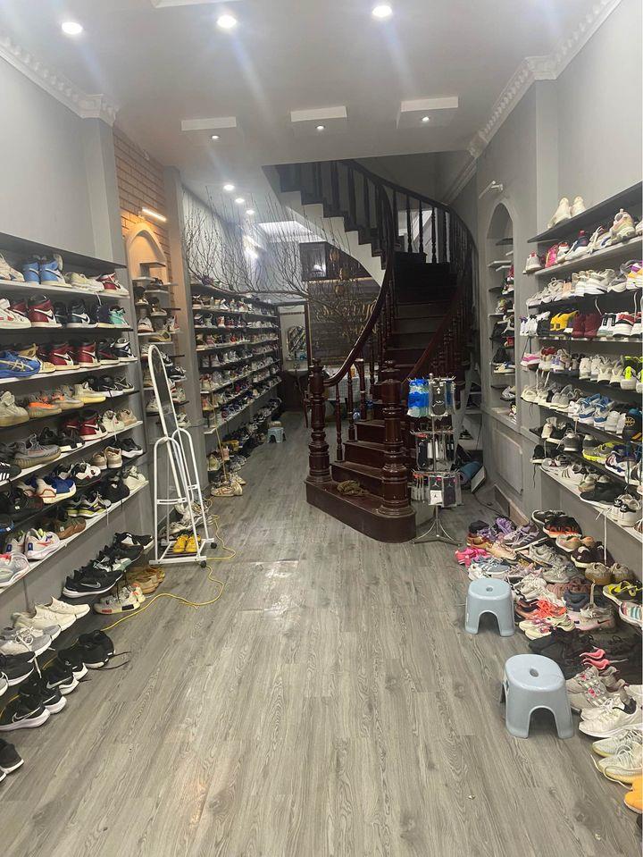 Do mình bận nhiều việc không có thời gian quản lý được nên mình cần sang nhượng lại cửa hàng giày si hiệu tại Hà Nội.1417978