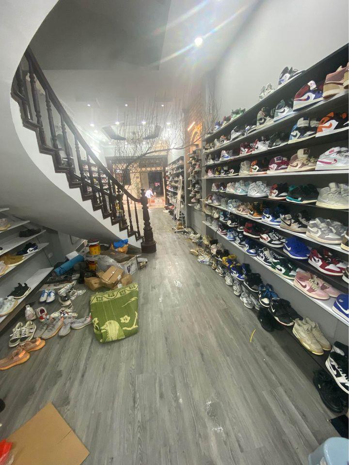 Do mình bận nhiều việc không có thời gian quản lý được nên mình cần sang nhượng lại cửa hàng giày si hiệu tại Hà Nội.1417979