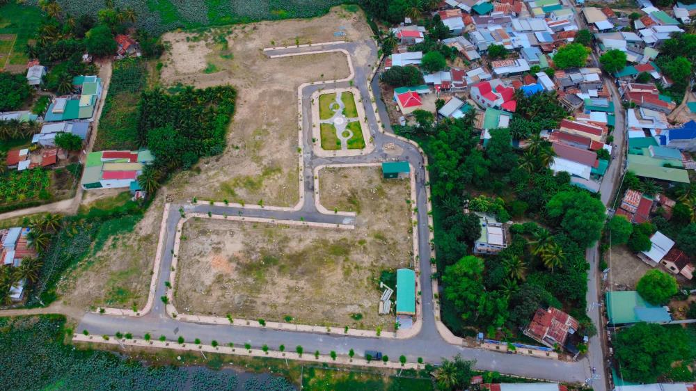 Cần bán gấp lô đất gần nhà thờ Tân Hội đầu đường Thống Nhất Tp. Phan Rang giá chỉ 989tr cho 100m2 full thổ cư đã ép cọc459791