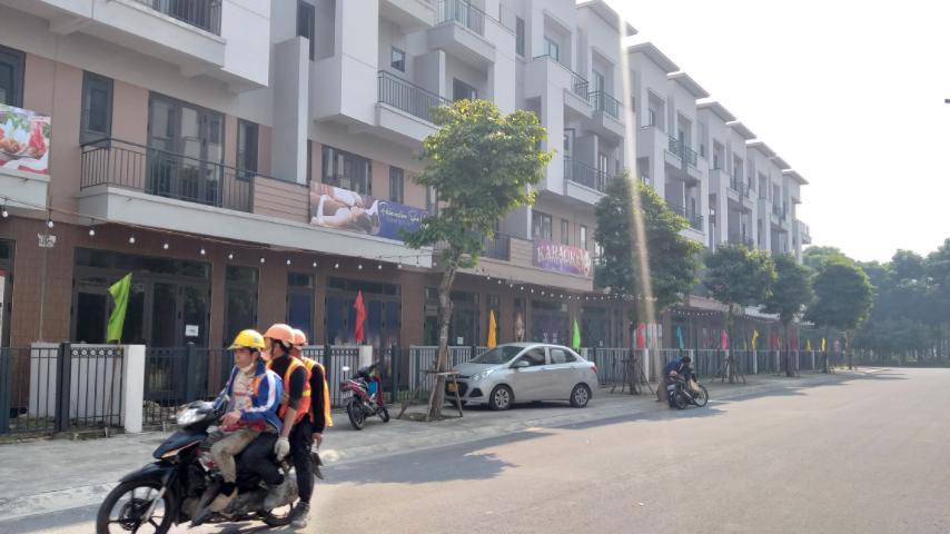 Nhà Phố 75m²- ĐỐI DIỆN CHUNG CƯ. Ngay Gia Lâm. Giá hạt rẻ chỉ 3,x tỷ. LH 08657061871046714