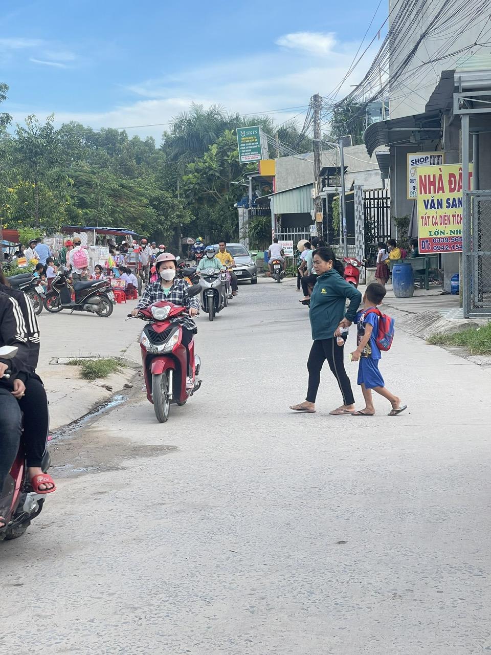 Chính chủ cần bán lô đất đẹp có 3 căn nhà đối diện nhà văn hóa xã Mỹ Hạnh Bắc2011739