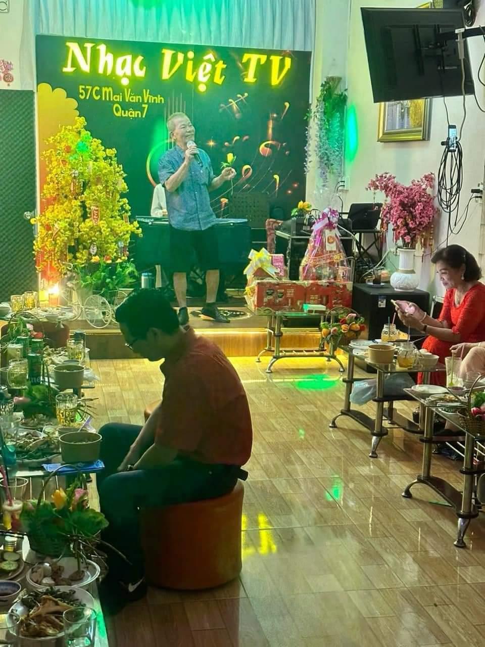 Sang quán Cà phê hát với nhau – Cà Phê Nhạc Việt TV đường Mai Văn Vĩnh Quận 7. Tel : 0939134907  – 0906318547 ( Chính chủ )1572597